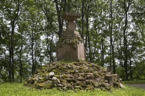 Покинутий парк біля замку