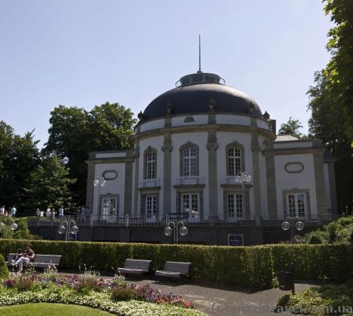 Theatre in the park (1915)