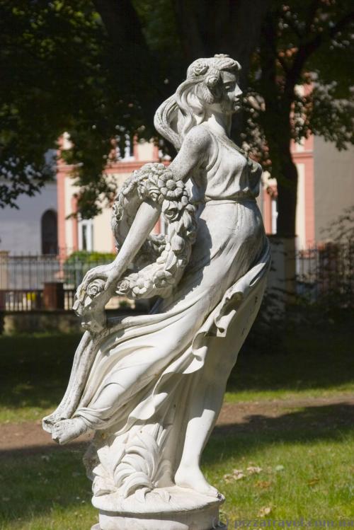 Sculpture in the courtyard of the Castle Hotel