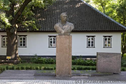 Monument to Ivan Tobilevych (Karpenko-Karyi)