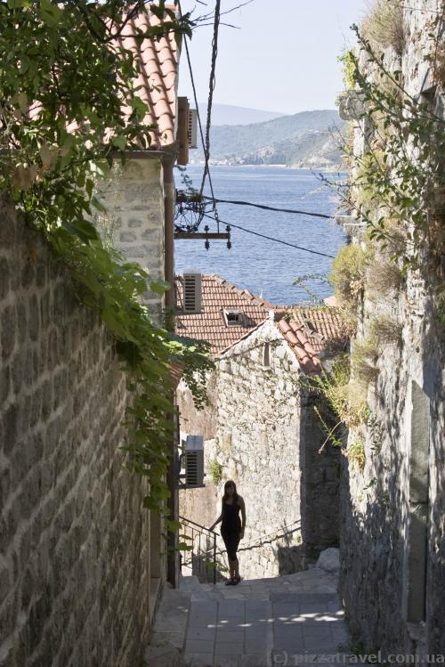 Going down to the sea in Perast