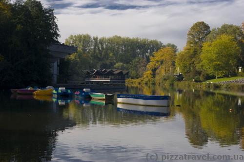 Lake with a stage in the Westfalenpark