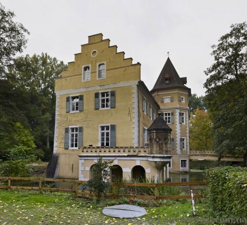 Westhusen Palace (Wasserschloss Westhusen)