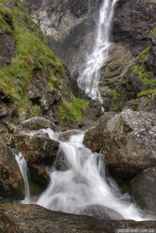 Kvinnafossen Waterfall