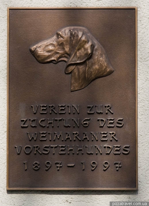 Plate in Weimar dedicated to Hungarian vizslas dogs