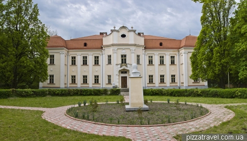 Palace and park in Obroshino