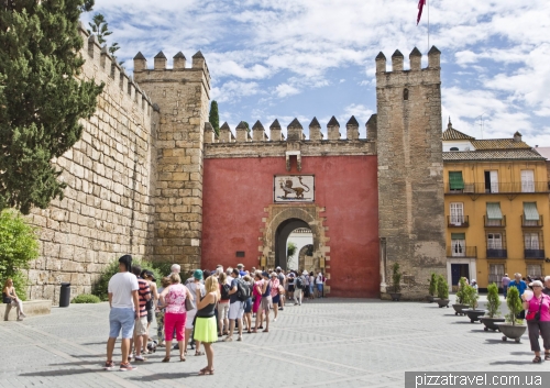 Queue at Alcazar of Seville