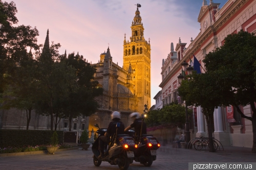 Giralda at night