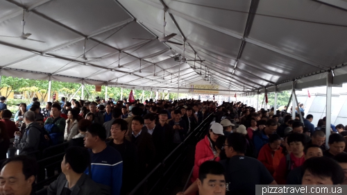 The queue for the Tianmen Mountain cable car