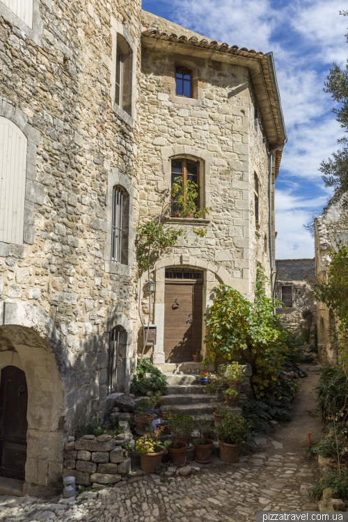 The abandoned village of Oppede-le-Vieux