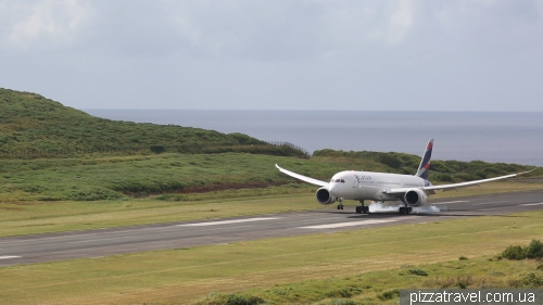 Boeing 787 Dreamliner landing on Easter Island