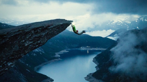 Magnus Midtbø hanging on Trolltunga