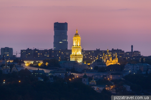 Вид на дзвіницю Лаври з лівого берега