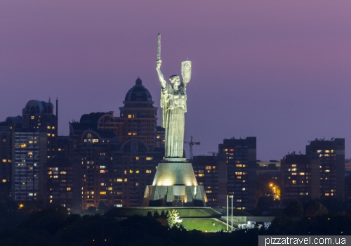 Вид на Батьківщину-матір з лівого берега