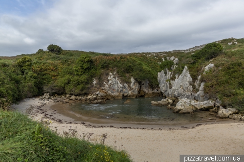 Плайя-де-Гульпіюрі (Playa de Gulpiyuri)