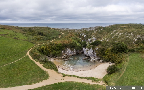 Плайя-де-Гульпіюрі (Playa de Gulpiyuri)