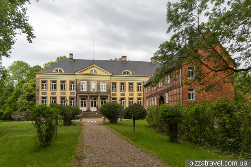 Alley of rhododendrons of Hagenburg Castle