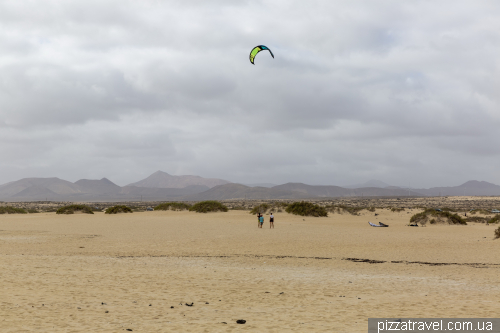 Пляж дель Позо (Playa del Pozo) у національному парку Корралехо (Parque Natural de Corralejo)