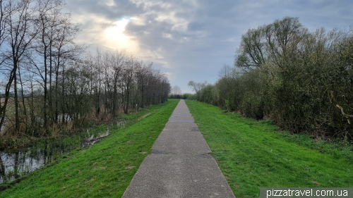 The path around Lake Dümmer