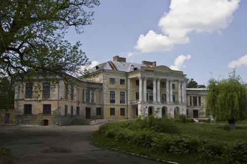 Grokholsky Palace in Voronovytsia