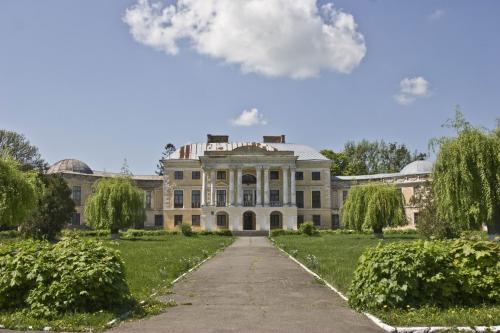 Grokholsky Palace in Voronovytsia