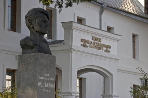 Monument to Oleg Koshevoy, a hero of the Soviet Union 