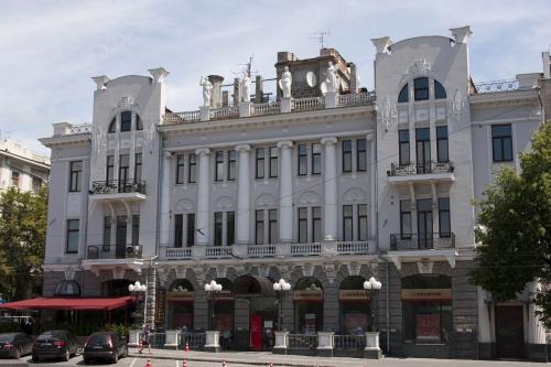 Building near the Shevchenko monument