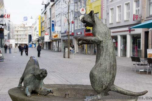 Fountain with cats