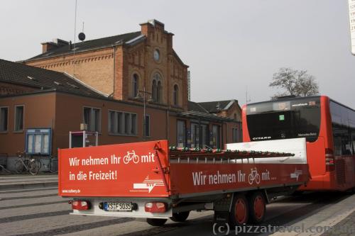 Bus with trailer for bicycles