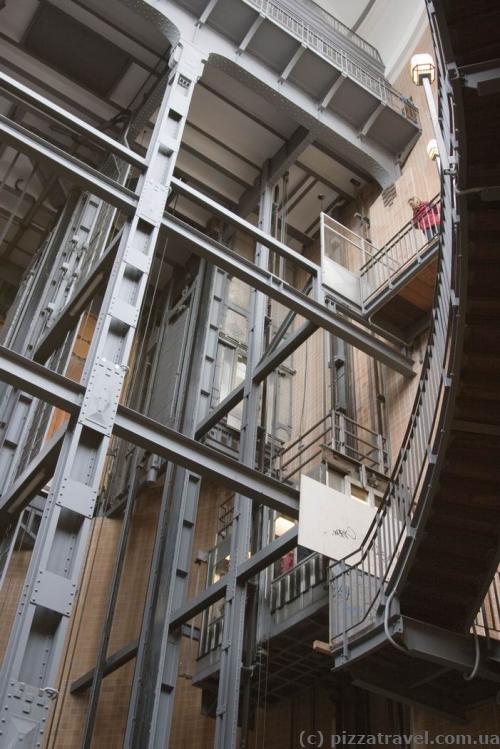 Elevator leading to the tunnel under the Elbe