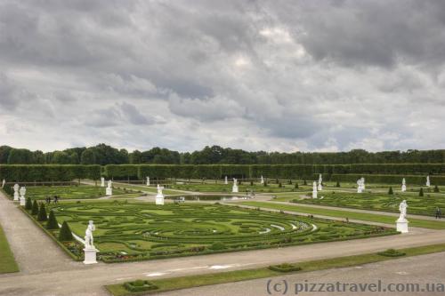 The festival is held in the Large Garden of the Royal Gardens.