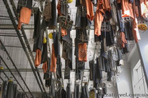 All clothes in the changing rooms hang on the ceiling.