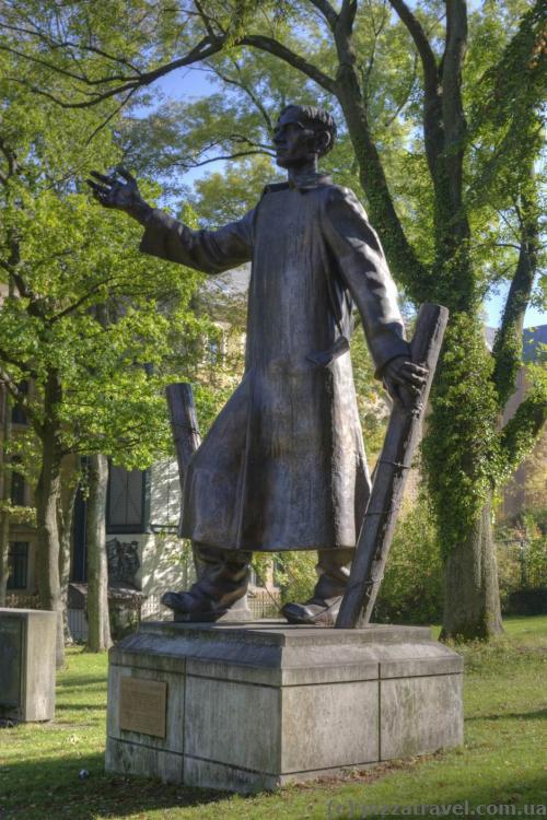 Monument dedicated to those who returned home from captivity many years after the World War II