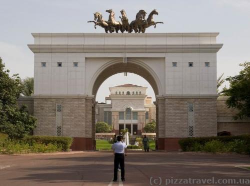 Gate of the ruling sheikh's residence