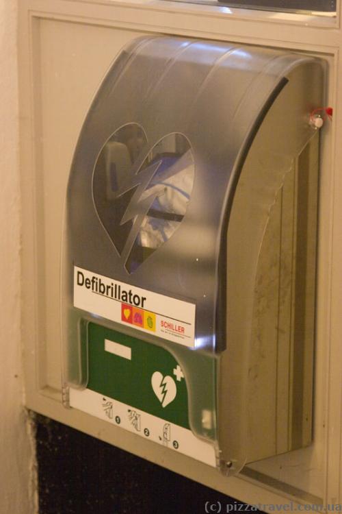 Defibrillator in the round tower