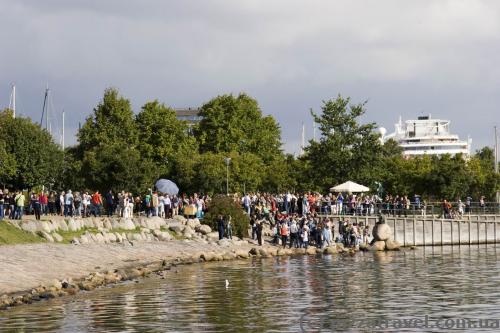 Crowds of tourists near the Little Mermaid