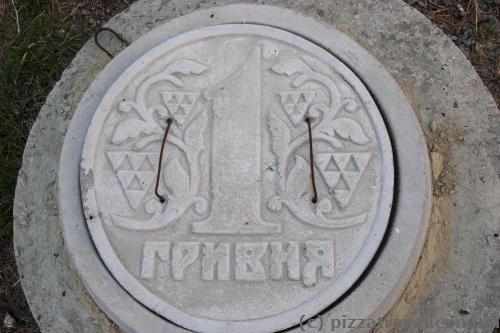 Hatch cover in the form of one hryvnia near the palace of Rumyantsev-Zadunaiskyi