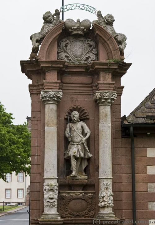 Bas-reliefs at the entrance gate