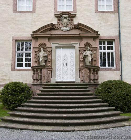 Each entrance to the castle is very beautiful.