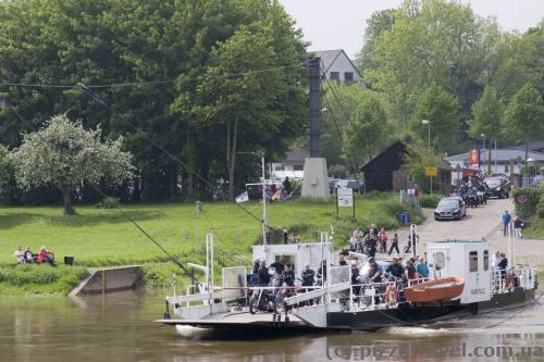 Directly under the castle is a ferry across the Weser.