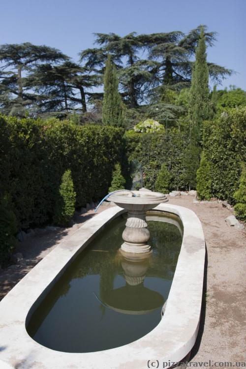 Central fountain in the green maze