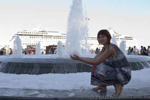 Fountain with foam on Yalta waterfront