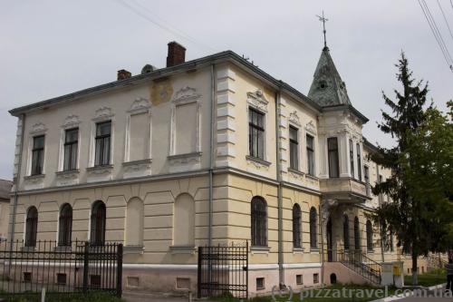 Houses on the Bandery and Voyiniv UPA streets