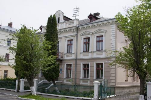 Houses on the Bandery and Voyiniv UPA streets