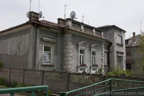 Houses on the Bandery and Voyiniv UPA streets