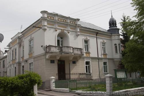 Houses on the Bandery and Voyiniv UPA streets